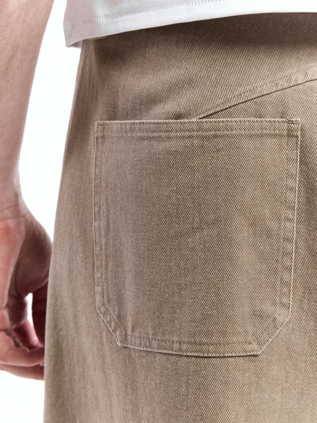 Джинсы с защипами О-силуэта